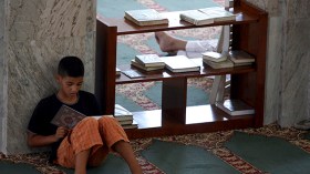 مصلون يطالبون بمنع استعمال الهواتف النقالة في تلاوة القرآن في المساجد