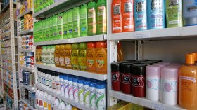 تقنين استيراد مواد التجميل يرفع الأسعار وينعش “الكابة”