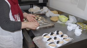 عائلات تحترف صناعة المعجنات والحلويات لمواجهة الأزمة الإقتصادية