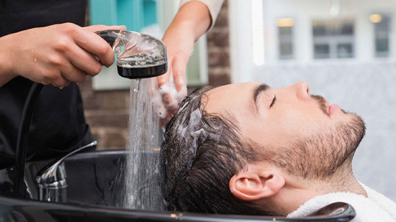 الحلاقة الرجالية.. من الكيراتين إلى عقدة الشعر