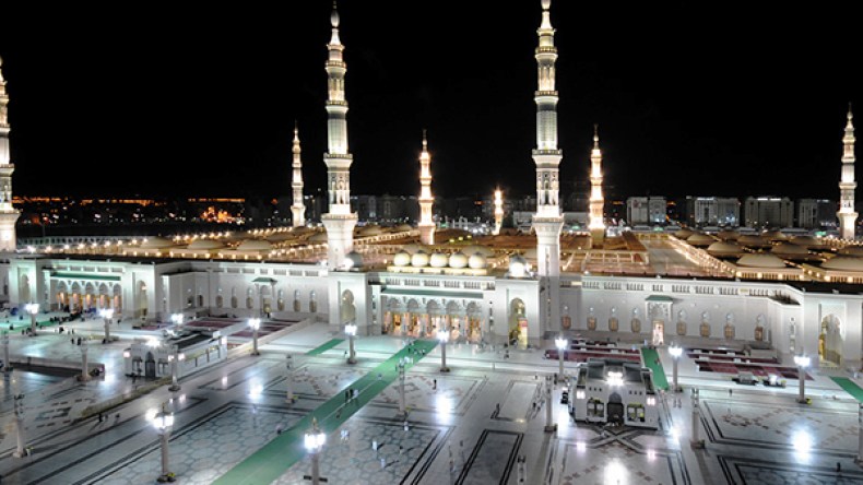 الجزائريون أول من أدخل الكهرباء إلى الحرم النبوي الشريف