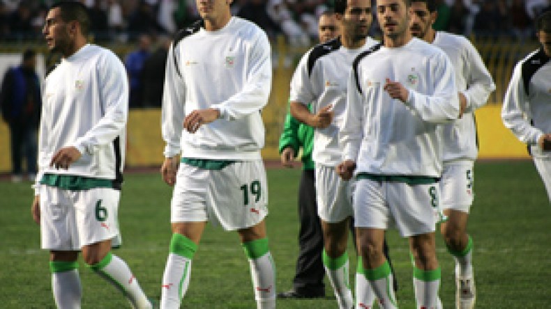 الخضر يتبركون بأرض الوطن قبل التوجه إلى جنوب إفريقيا