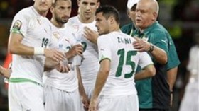 سعدان اجتمع مطولا مع لاعبيه بعد اللقاء: “أنتظركم بعد شهرين ونصف من الآن”