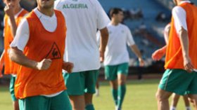 مشكلة العلاوات طرحت قبل المباراة وكادت تعصف بـ”الخضر”