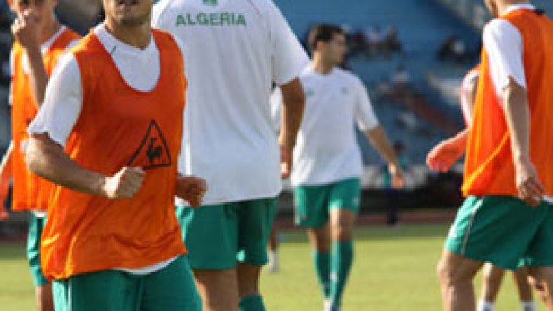 مشكلة العلاوات طرحت قبل المباراة وكادت تعصف بـ”الخضر”