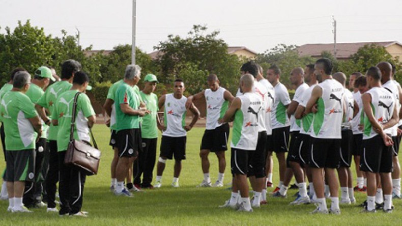 لاعبو “الخضر” يباشرون مساء الثلاثاء تدريباتهم تأهبا لمواجهة غامبيا