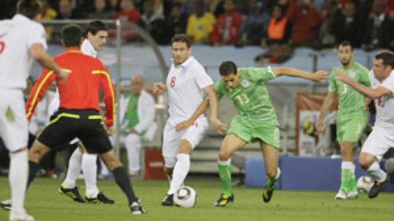 الصحف الفرنسية تمدح الخضر على إحراجهم للإنكليز