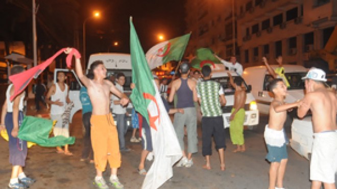 مساجد خاوية .. فرحة بالمستشفيات ومجانين يزاحمون في الشوارع