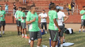 الاستعدادات الاخيرة للخضر.. وسوء أرضية الميدان هاجس الجميع