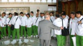 عشيو يؤم اللاعبين في الصلاة والتدريبات في السهرة الرمضانية