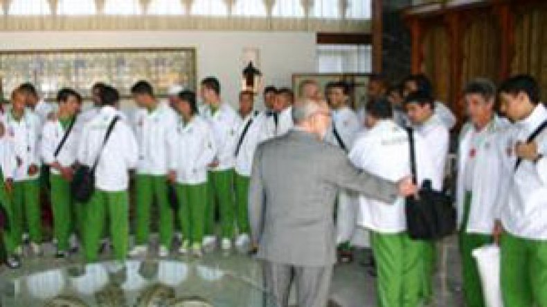 عشيو يؤم اللاعبين في الصلاة والتدريبات في السهرة الرمضانية