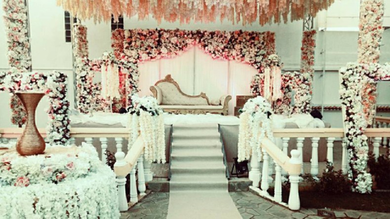 عرائس تزف بالأوركيد والليلك.. وديكورات القاعات بالملايين