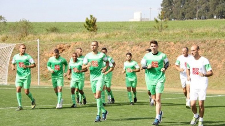 غوركوف يبرمج 5 حصص تدريبية على أرضية اصطناعية لتعويد المحاربيبن عليها