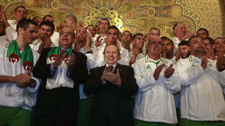 الرئيس بوتفليقة في رسالة تشجيعية للخضر: “تأهلكم سيثلج قلوب الجزائريين”