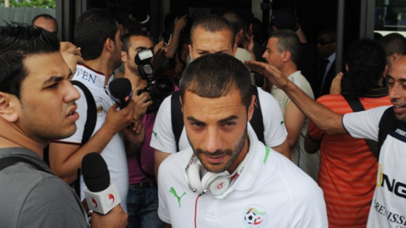 “الخضر” يصلون إلى البينين ويحظون باستقبال جيد