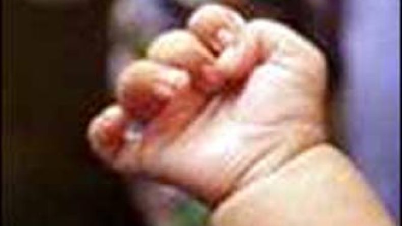 تدفن ابنها غير الشرعي في مطبخ البيت منذ 4 سنوات