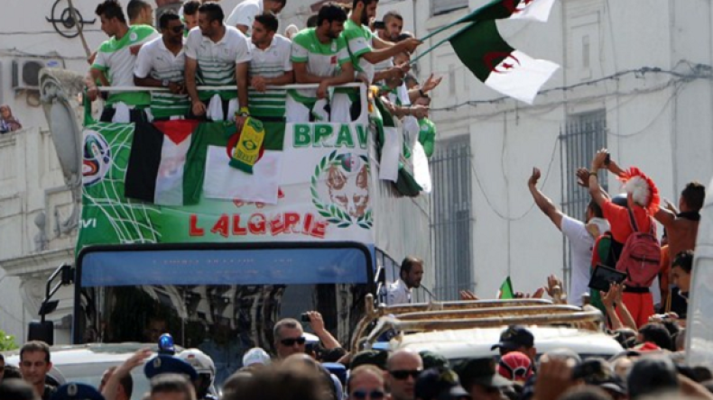 “محاربو الصحراء” يحضون باستقبال الأبطال