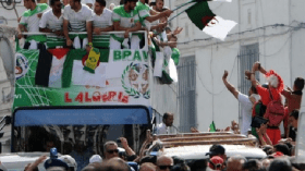 صحيفة بريطانية تحرّض الفيفا على “محاربي الصحراء” بسبب فلسطين