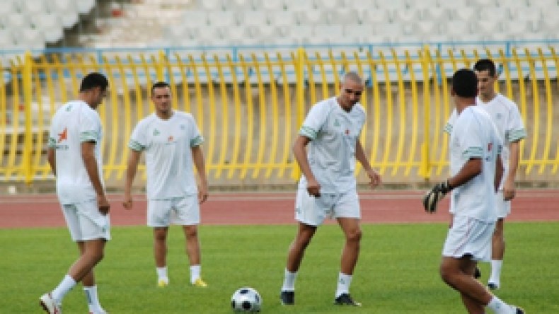 مواقف متباينة للاعبي الخضر من أرضية تشاكر