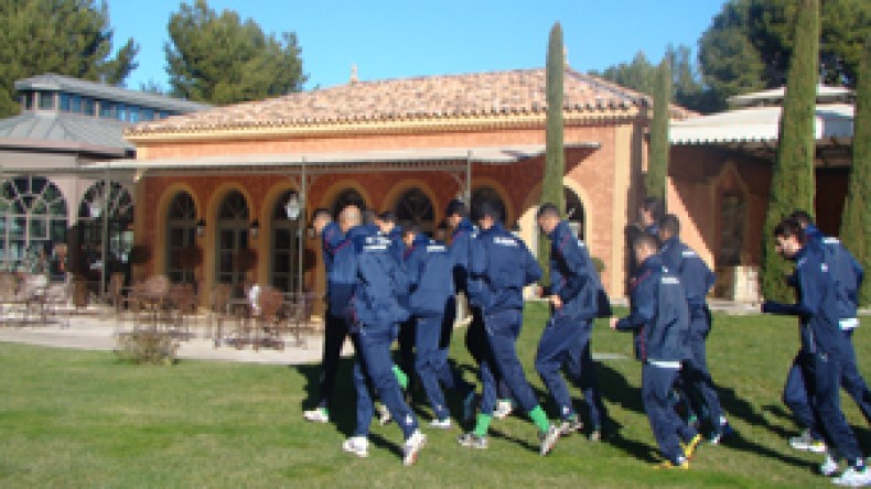 عنتر يحضر تربص الخضر ويؤكد مشاركته في العرس الإفريقي