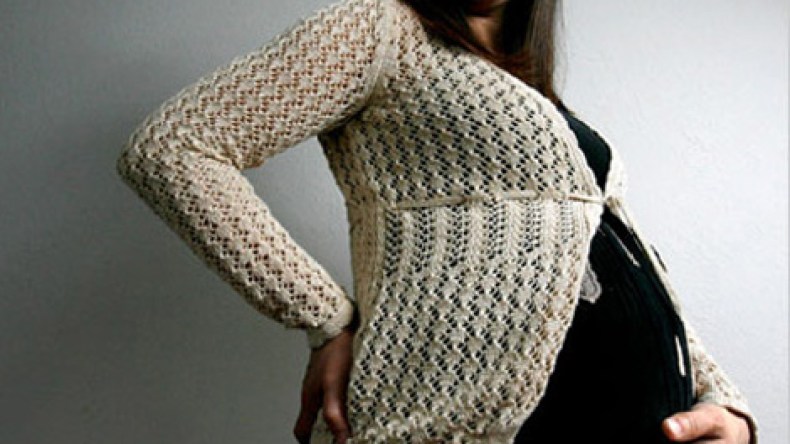 امرأة تُطلَّق مرتين وأخرى تتلذذ بأكل الطين