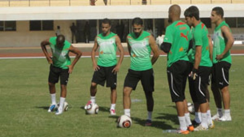 سكير  من  إفريقيا  الوسطى  يهين  العلم  الجزائري  بفندق  ” الخضر “