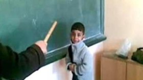 أستاذ يدخل تلميذا الإنعاش وآخر يضع جواربه داخل فم تلميذه