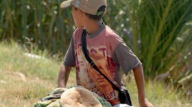 أطفال يبيعون “المطلوع” للهفة الصائمين