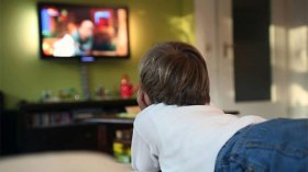 مختصون يحذرون..التلفزيون أول عامل لإصابة الأطفال بالتوحد