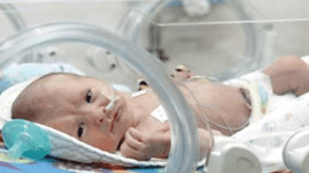 أطفال يدخلون المستشفيات بأمراض خفيفة ويغادرونها في أكفان