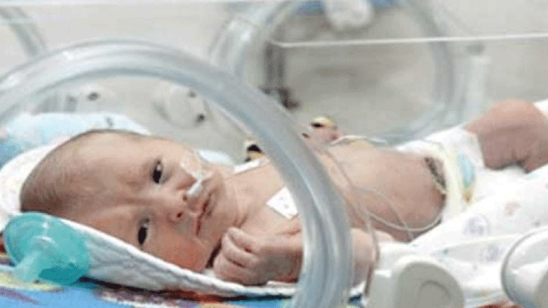 أطفال يدخلون المستشفيات بأمراض خفيفة ويغادرونها في أكفان