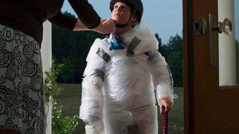 الحماية الزائدة.. طريقك لتدمير طفلك