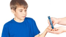 كيف تتعاملين مع طفلك المصاب بالسكري