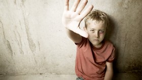 أب يعذّب طفله بمشاركة زوجته ويتسبب في استئصال طحاله بسوق أهراس