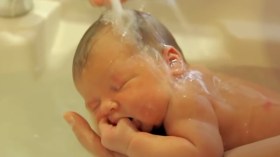 استحمام طفل رضيع