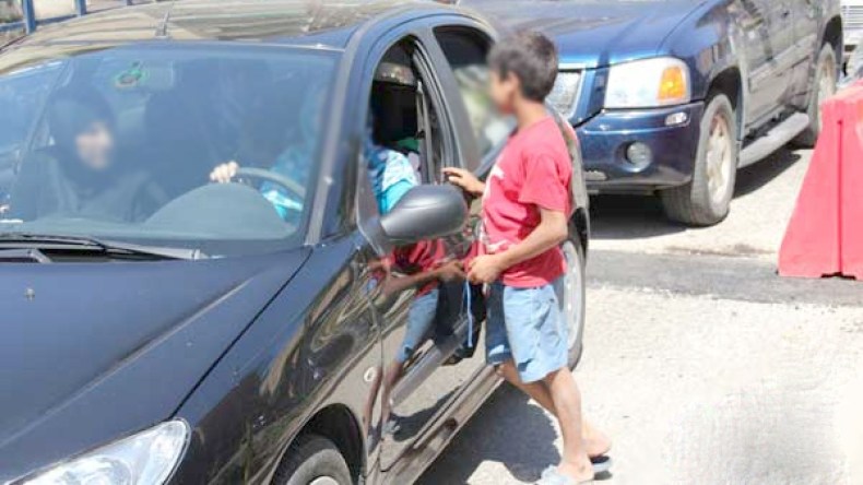 أطفال ميسورون يلجأون للتسول في غفلة عن الأهل