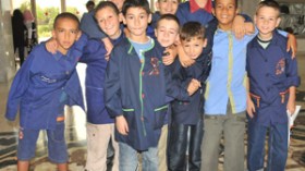 المآزر الزرقاء تطرد مئات التلاميذ من المدارس