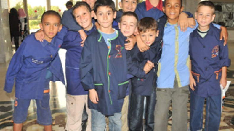 المآزر الزرقاء تطرد مئات التلاميذ من المدارس