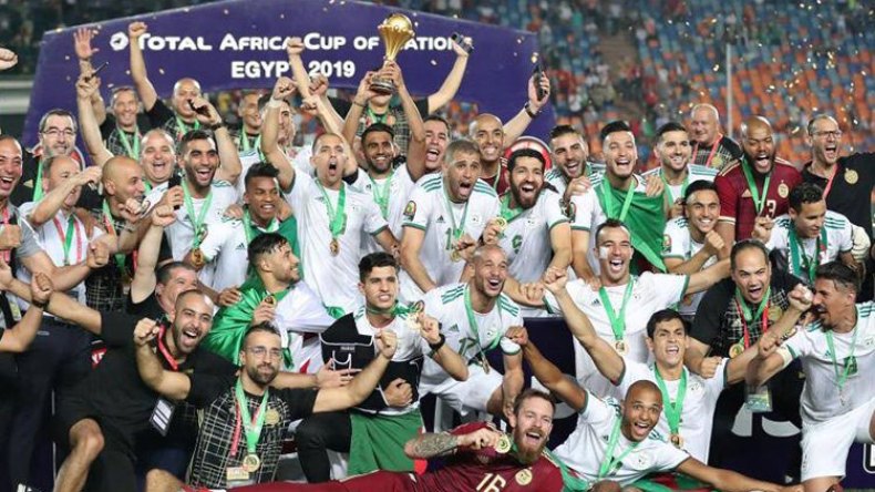 بلماضي يفضح “التكتلات” وحقد كبير كان بين اللاعبين