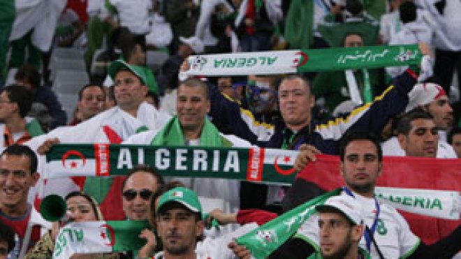 بقاء الخضر في المنافسة يجنب مئات التجار الخسارة