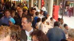 حصة‭ ‬للتوقيعات‭ ‬وازدحام‭ ‬كبير‭ ‬من‭ ‬أجل‭ ‬ملاقاة‭ ‬اللاعبين