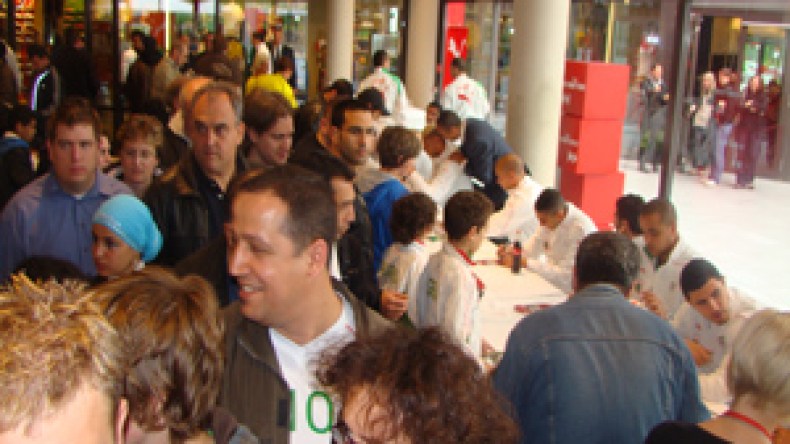 حصة‭ ‬للتوقيعات‭ ‬وازدحام‭ ‬كبير‭ ‬من‭ ‬أجل‭ ‬ملاقاة‭ ‬اللاعبين