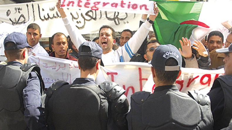 مشرفو ومساعدو ومستشارو التربية في وقفات احتجاجية عبر الولايات