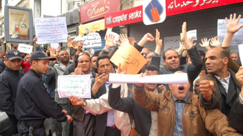 معلمون يصارعون الأمراض وآخرون في طريقهم إلى الجنون