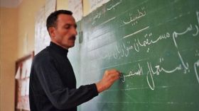 المعلم بين ثلاثة شعراء