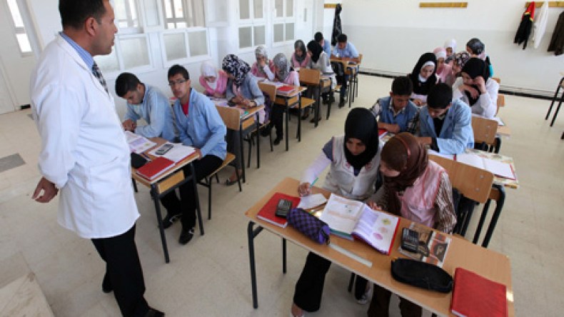 أسئلة البكالوريا والأهلية بالحرف العربي والتدريس باللاتيني