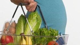 علماء: إفراط الحامل في الأكل خطر على جنينها