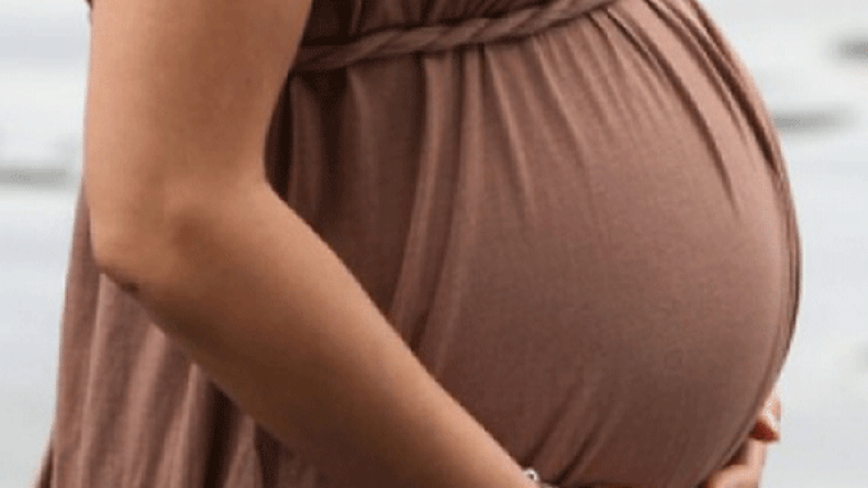 حامل تضع مولودها عند مدخل مستشفى بتلمسان!