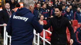 مدرب إنجليزي يُصافح زميله فَيُوضع في الحجر الصحي!