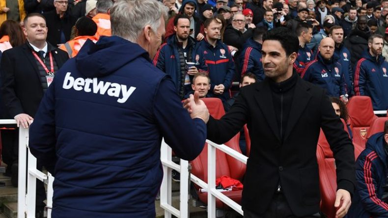 مدرب إنجليزي يُصافح زميله فَيُوضع في الحجر الصحي!